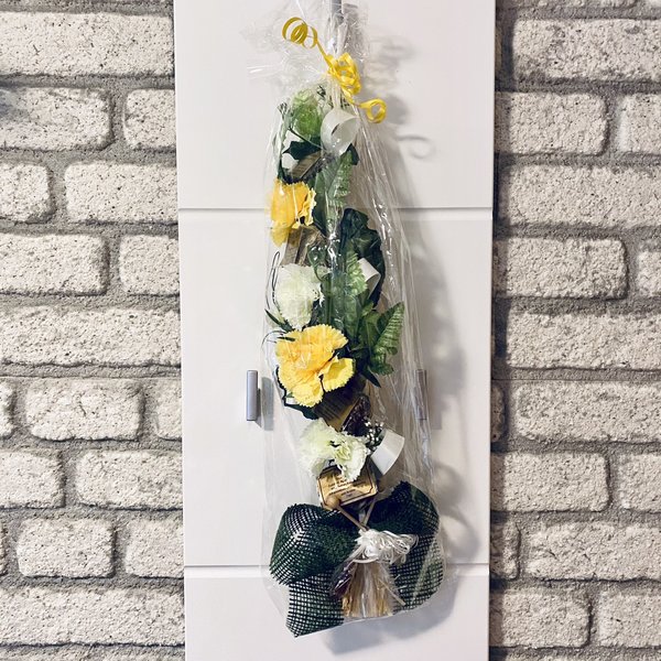Blumengesteck für die Wand weiße und gelbe Nelken