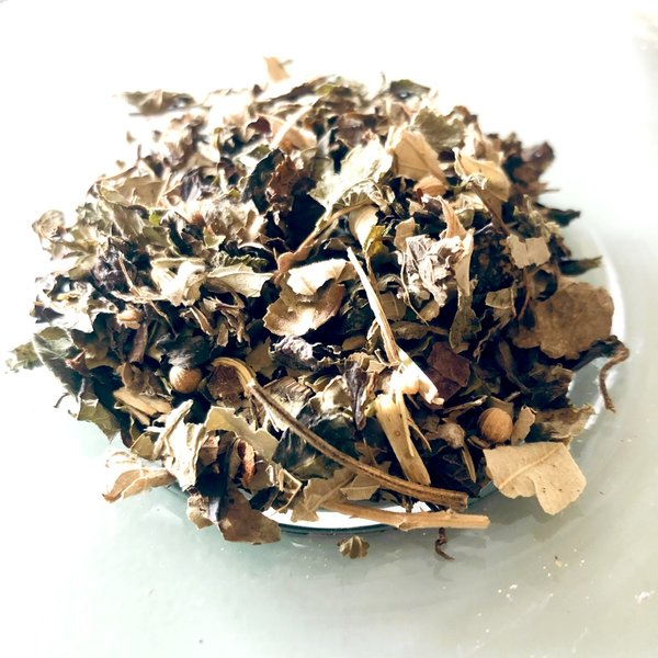 ayurvedischer Tee lose auf einem Teller