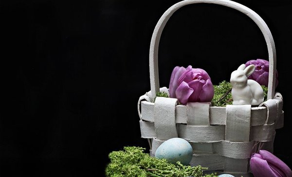 hübsch dekoriertes Osterkörbchen als Geschenk