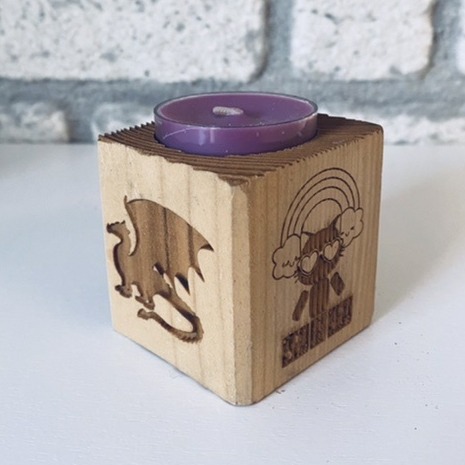 Teelichthalter aus Holz mit Drache und Fantasyfigur